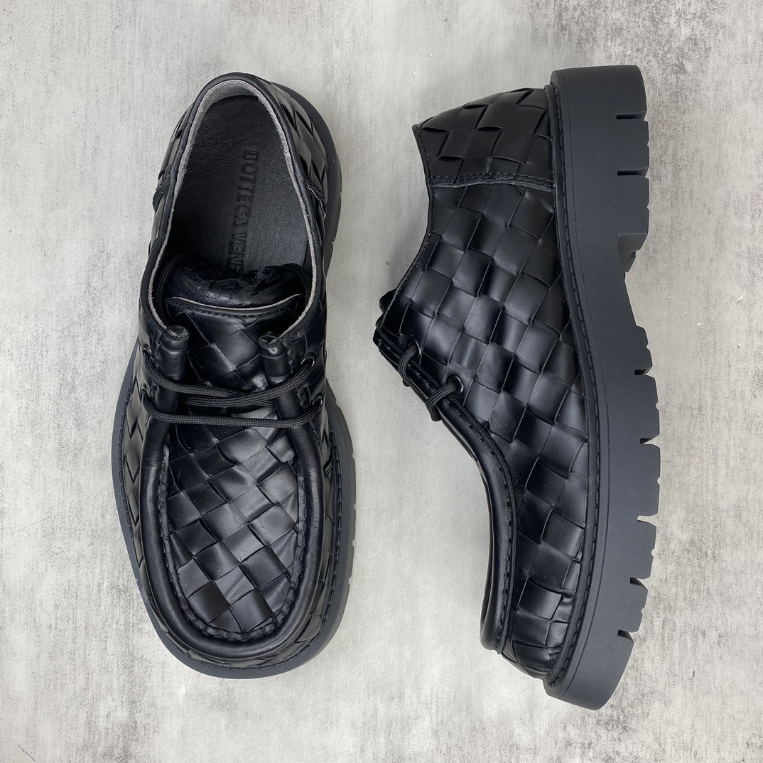 BOTTEGA VENETA Sneaker