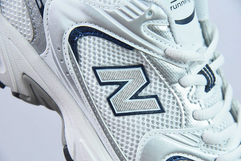 NEW BALANCE SNEAKER